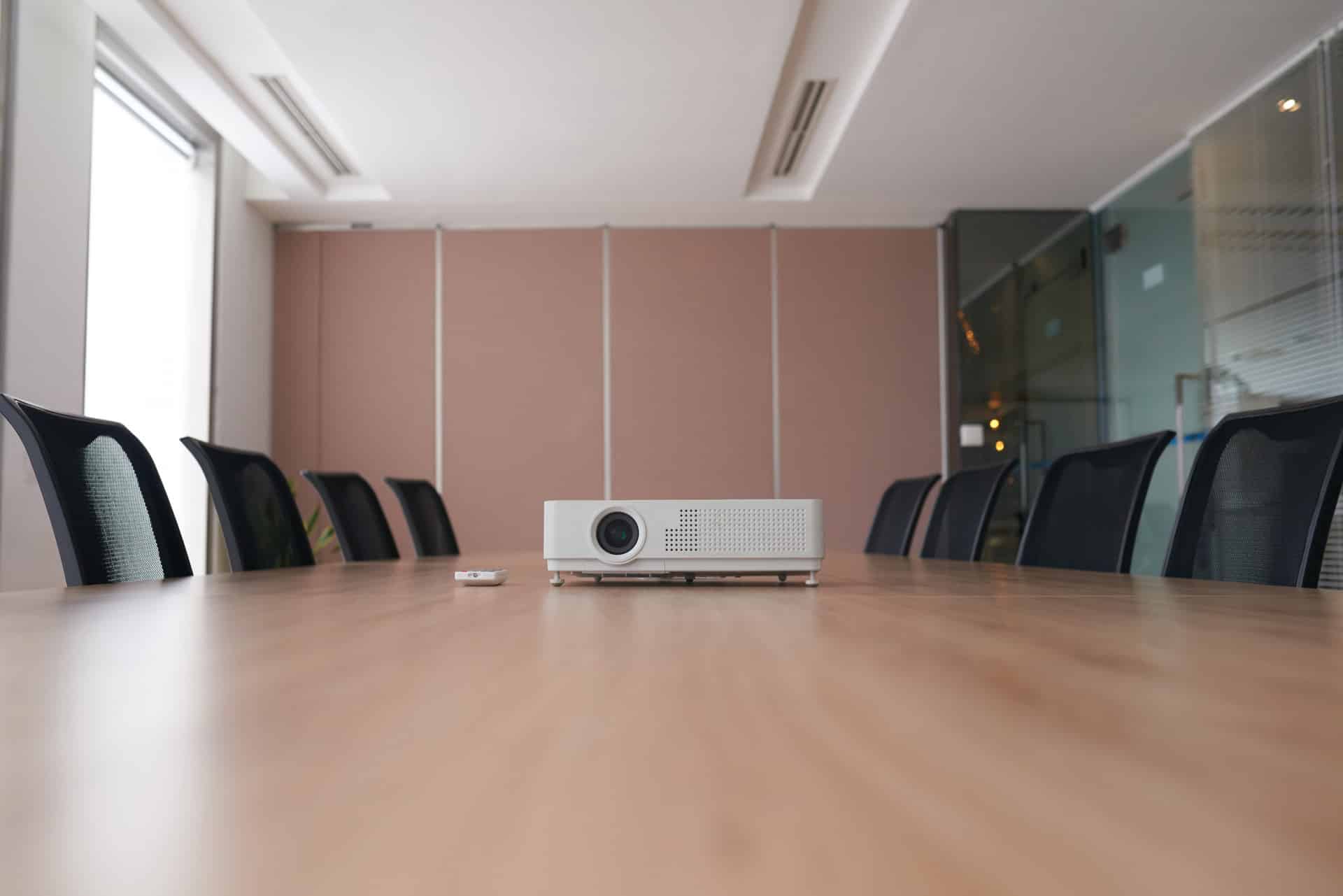 Salle de réunion vide avec vidéo projecteur